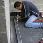 Silicone d'étanchéité le long de la bande d'arrêt d'enduit