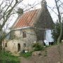 récupérateur d'eau à l'arrière de la maison