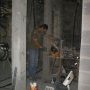 Bidouillages de précision pour fixer la porte de la chambre