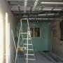 Les rails du plafond de la cuisine