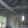 Les rails du plafond du salon