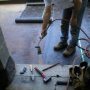 Il suffit de chauffer pour que ça adhère à la sous-couche
