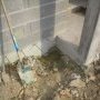 Une mare d'eau dans la glaise