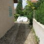 Les big bags de sable, gravier et mélange à béton déplacés au fond du jardin (...)