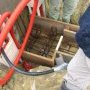 Le pied du poteau entre les coffrets EDF et gaz