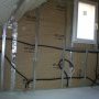Le mur contre la terrasse d'une des petites chambres