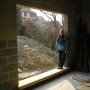 Le coffrage de protection du seuil de la porte-fenêtre du salon