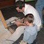 Malo apprend à utiliser un perçeuse... Et pourquoiiiiiiiiiii papa (...)