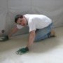 Dans le bureau, le long des murs
