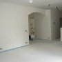 Vous êtes dans le salon près de la baie vitrée