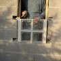 Le panneau en position avec une patte de fixation