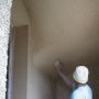 Lissage à l'éponge sous l'escalier