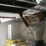 Gaffe : quand on visse les plaque sdu plafond, éviter les tuyaux de VMC...